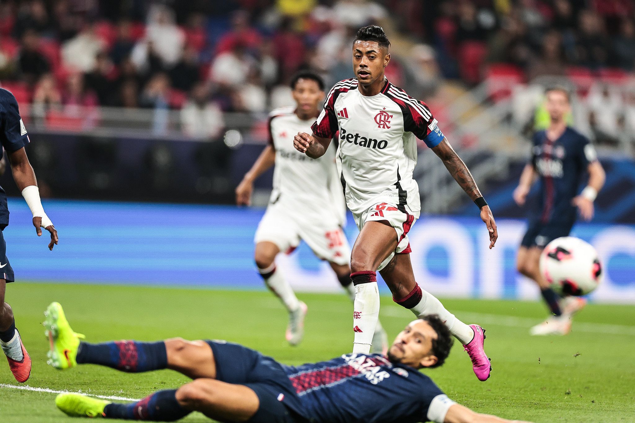 Atacante valoriza atuação do Flamengo contra o PSG: 'Jogamos de igual para igual'