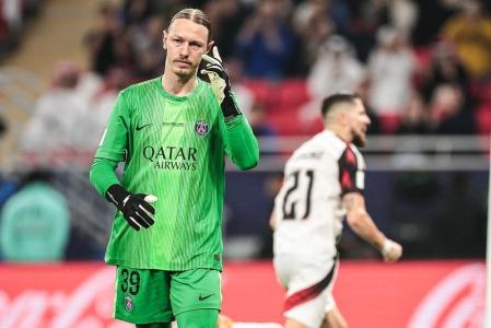 Goleiro Safonov, do PSG, brilhou na disputa por pênaltis diante do Flamengo