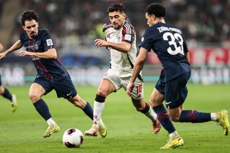 Vitinha e De Arrascaeta se enfrentando durante PSG x Flamengo pela final da Copa Intercontinental