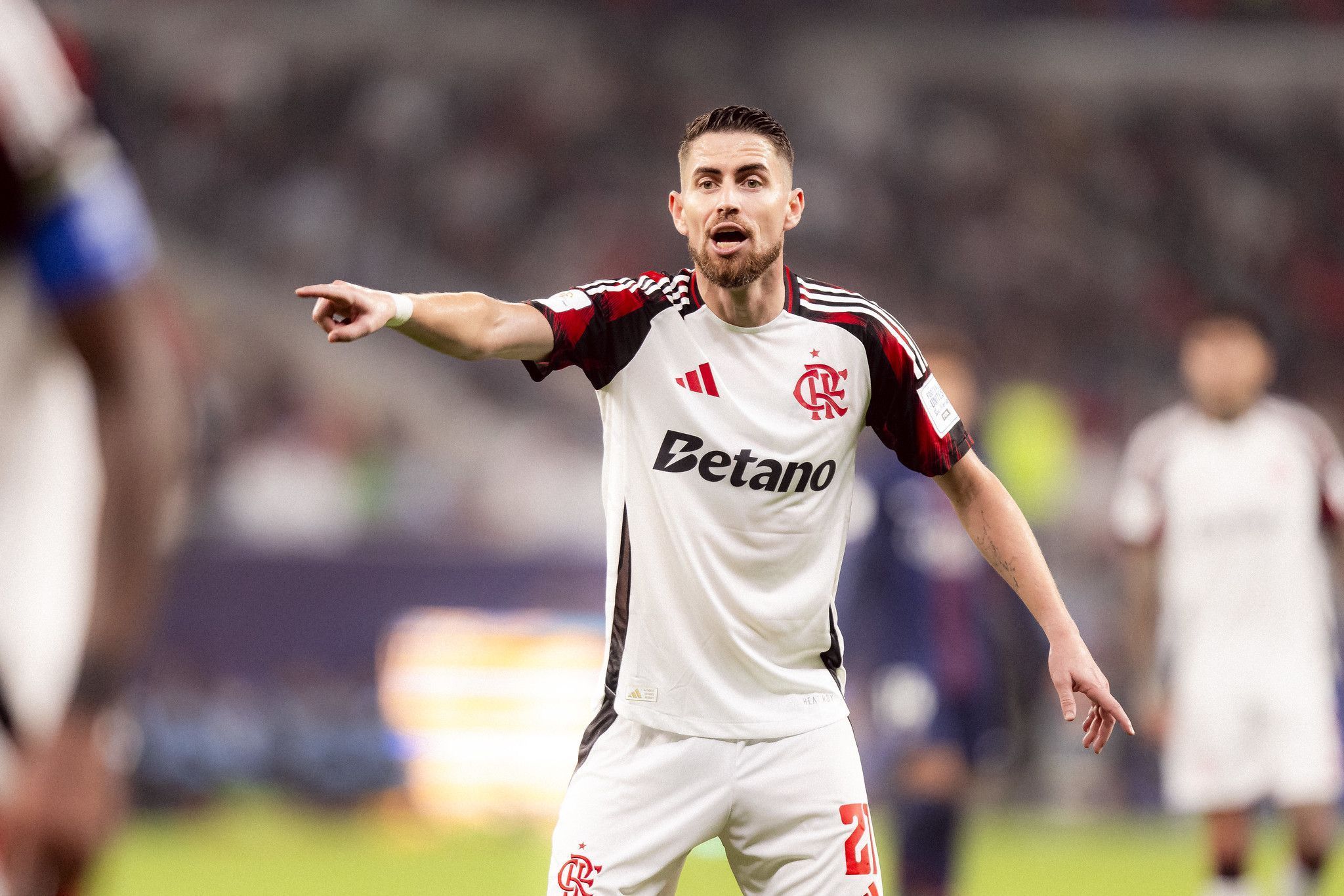 Meia do Flamengo admite gosto amargo em vice para o PSG: 'Uma pena acabar assim'