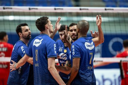 Time do Itambé Minas comemora ponto contra o Sesi Bauru