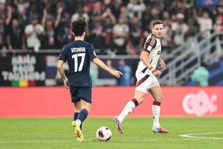 Saúl em ação contra o PSG no Intercontinental