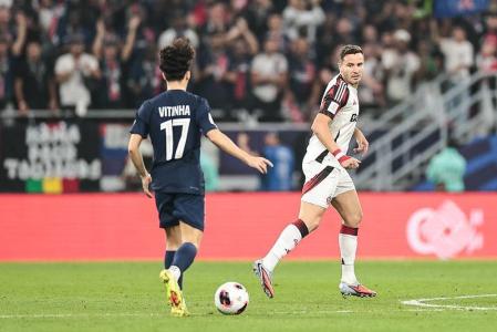 Saúl em ação contra o PSG no Intercontinental