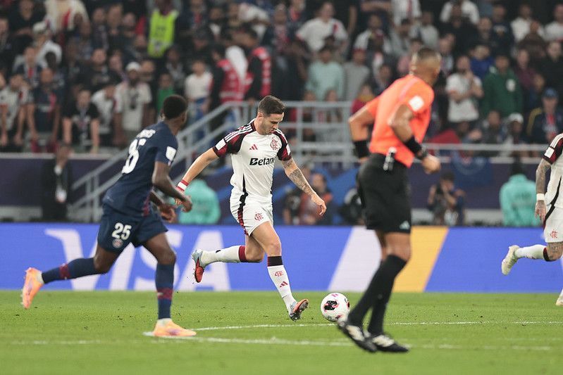 Tricampeão da Libertadores sobe o tom e critica astro do Flamengo: 'Joga bola, rapaz'
