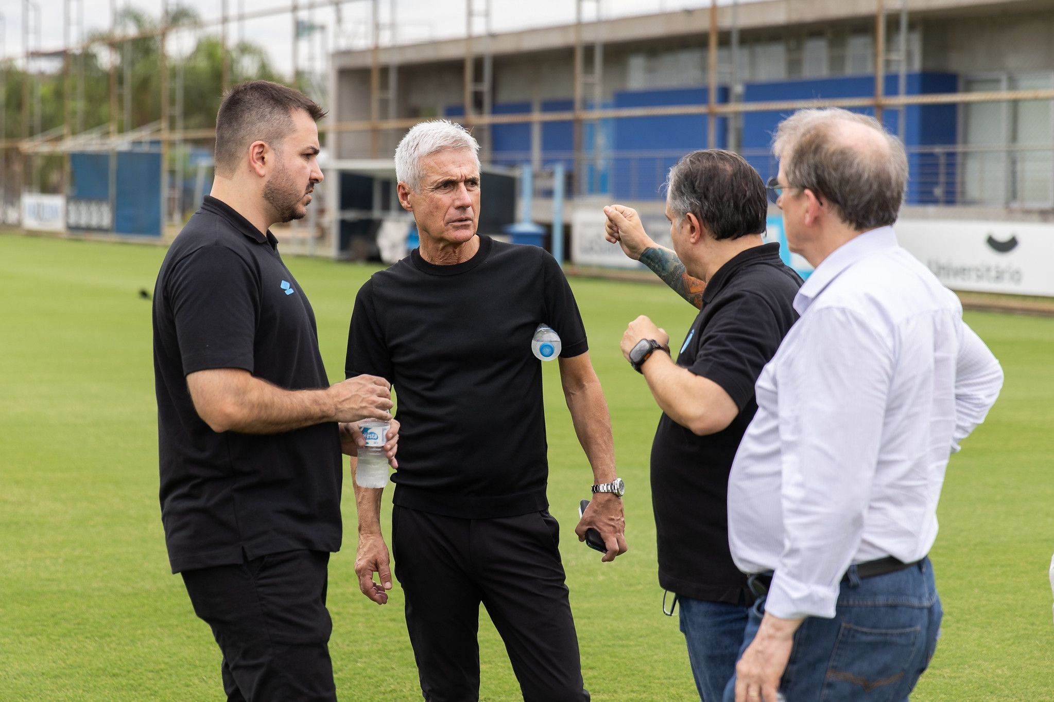 Grêmio prepara 'barca' de saídas e busca reforços para elenco de Luís Castro
