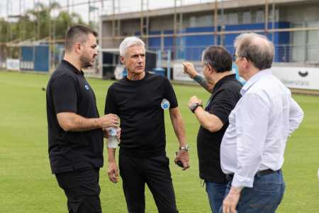 Novo técnico Luís Castro conversa com membros da direção do Grêmio