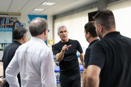 Luís Castro combinou com direção do Grêmio a utilização de jovens no grupo principal