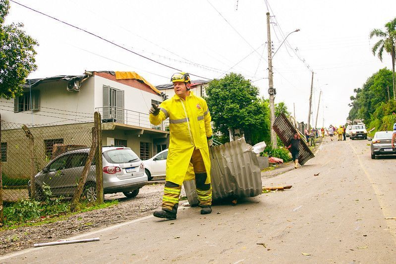 Tornado atinge sul do Brasil com ventos de 100 km/h e causa destruição; veja imagens