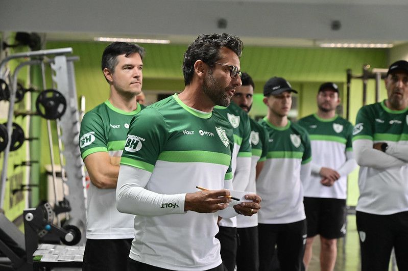 Com crias no profissional e renovação de zagueiro, América se reapresenta para 2026