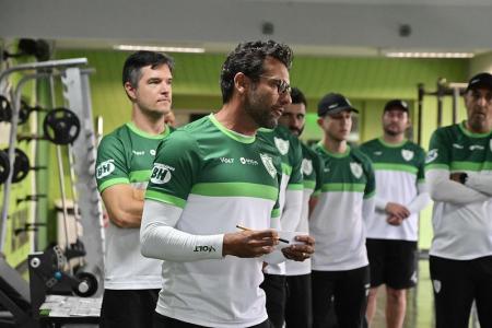 Técnico Alberto Valentim, do América, em conversa com os atletas no CT Lanna Drumond