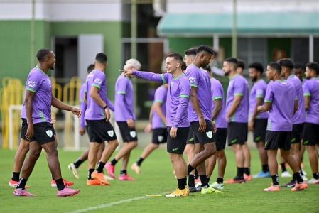 Elenco do América durante treino no CT Lanna Drumond
