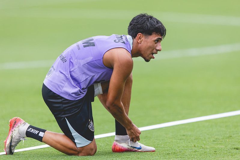 Destaque da base que deve estrear como profissional renova com Atlético