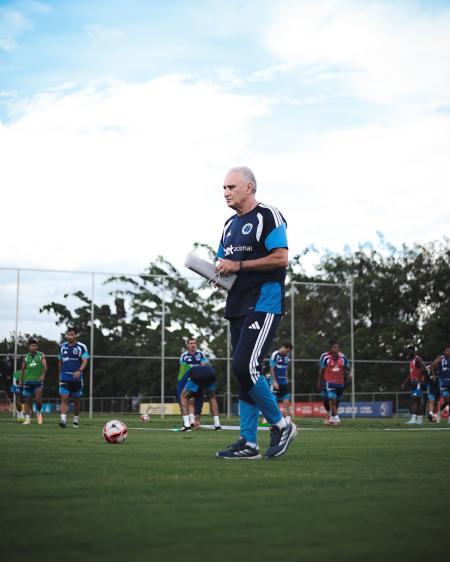 Técnico Tite em treino do Cruzeiro