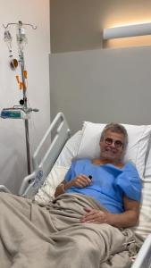 Carlinhos de Jesus durante tratamento em hospital