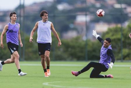 Vitão, Igor Gomes e Robert em treino do Atlético na Cidade do Galo