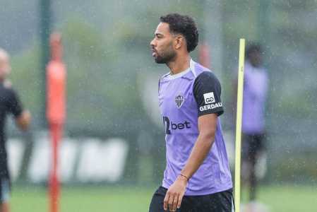 Renan Lodi durante treino do Atlético na Cidade do Galo