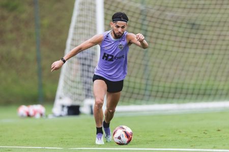 Biel durante treino do Atlético na Cidade do Galo