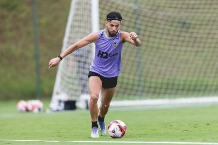 Biel durante treino do Atlético na Cidade do Galo