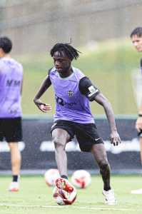 Mamady Cissé durante treino do Atlético na Cidade do Galo