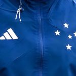 Mangas longas e sem patrocínio: detalhes da nova camisa do Cruzeiro para 2026