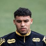 Meio-campista do Flamengo desembarca em BH para assinar com o Atlético