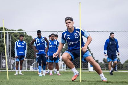 Meia do Cruzeiro em treino na Toca II