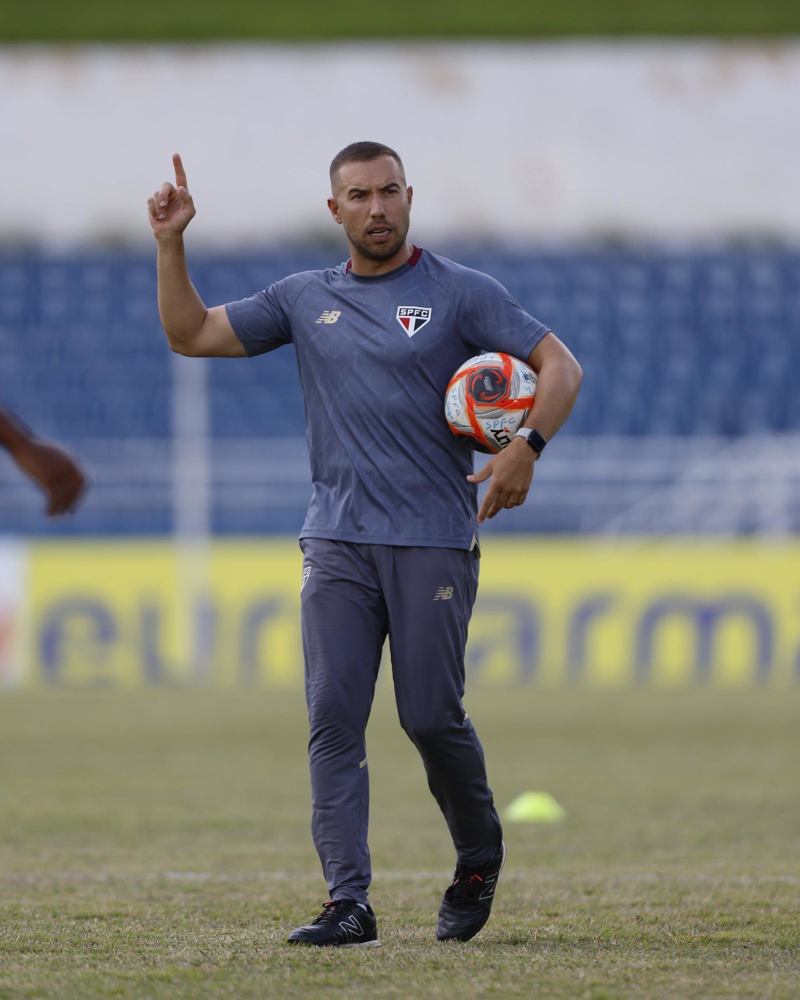 São Paulo renova contrato de técnico sensação das categorias de base