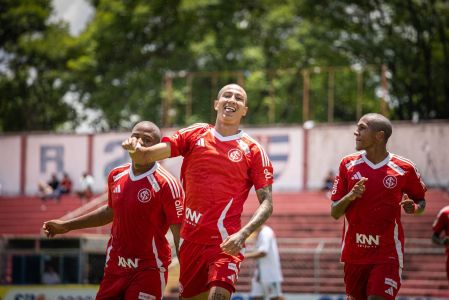 Jogadores do Internacional celebram gol sobre o CSE na Copinha
