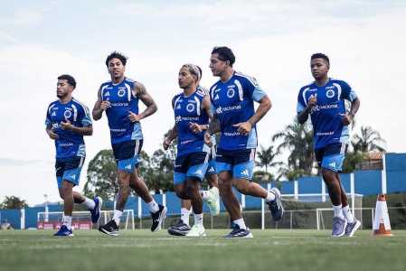 Time do Cruzeiro durante treino na Toca da Raposa II