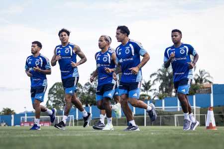 Jogadores do Cruzeiro em treinamento na Toca II