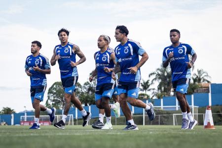 Jogadores do Cruzeiro em treinamento na Toca II