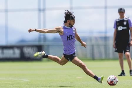 Biel durante treino do Atlético na Cidade do Galo