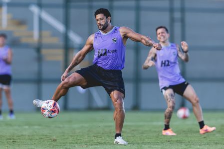 Hulk em treinamento pelo Atlético nesta quinta-feira (8)