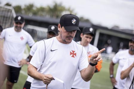 Fernando Diniz é o técnico do Vasco para a temporada 2026