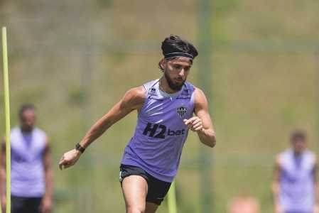 Biel durante treino do Atlético na Cidade do Galo