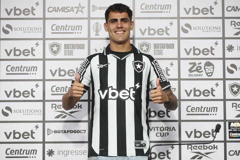 Reforço do Botafogo é apresentado e explica ‘caridade’ com ex-clube no Uruguai