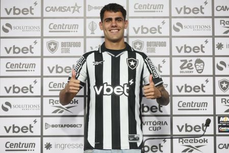Lucas Villalba foi apresentado como reforço do Botafogo