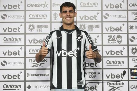Lucas Villalba foi apresentado como reforço do Botafogo