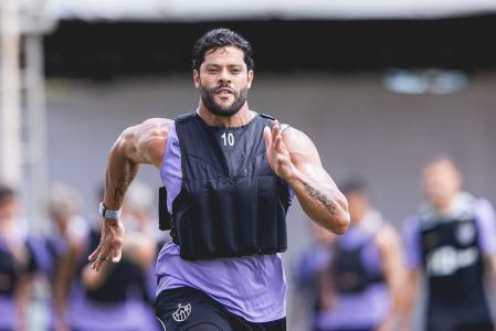 Hulk durante treino do Atlético na Cidade do Galo