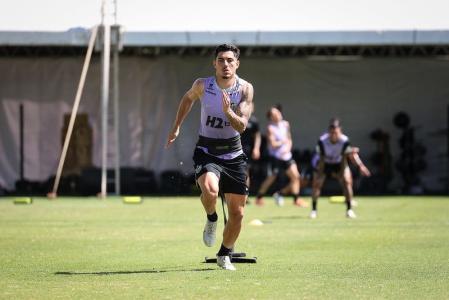 Cadu durante treino do Atlético na Cidade do Galo