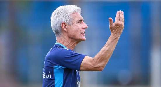 Luis Castro em treino do Grêmio no CT Luiz Carvalho, em Porto Alegre