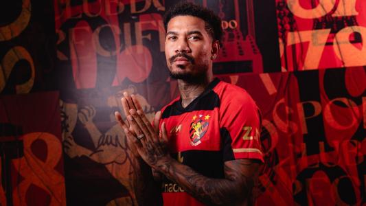 Volante Zé Gabriel posa com a camisa do Sport