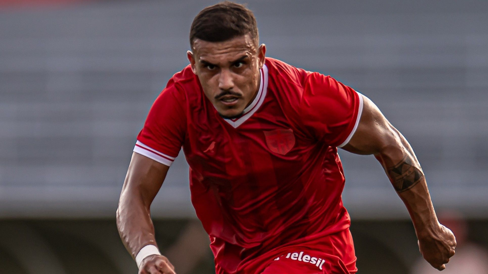 Ex-Cruzeiro, atacante rescinde com clube da Série B e fica livre no mercado