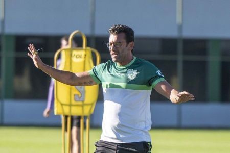 Alberto Valentim, técnico do América