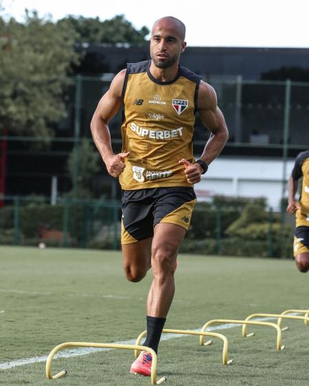 Lucas Moura treina no CT do São Paulo