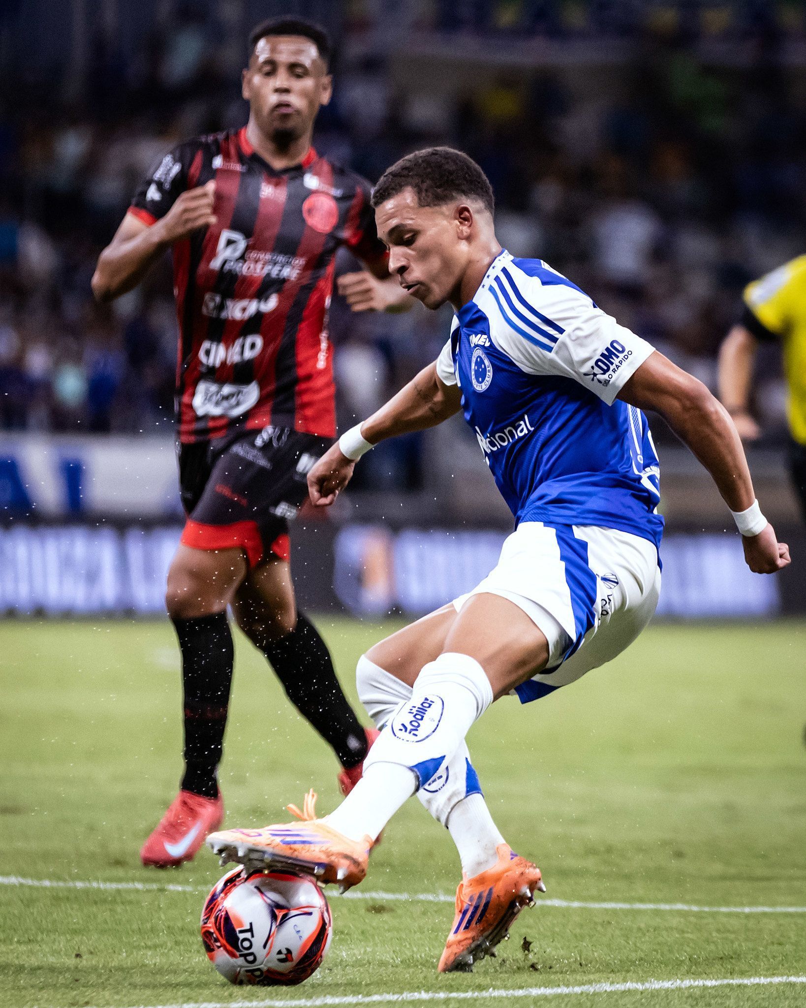 Meia do Cruzeiro viaja para assinar com clube da Série B; saiba detalhes
