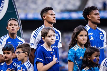 Kauã Prates (centro) antes de partida pelo Cruzeiro