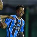 Grêmio renova contrato de joia da base que ganhou espaço com Luís Castro
