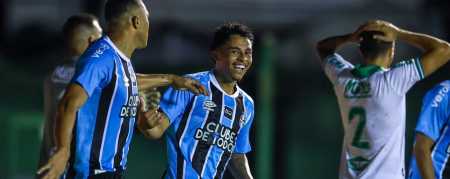 Roger marcou o primeiro gol pelo Grêmio logo na sua estreia como profissional