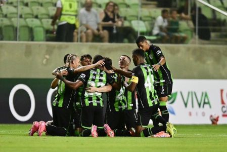 Jogadores do América comemoram gol marcado contra o Athletic